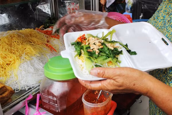 Bún gạo xào thập cẩm là một món ăn ngon miệng mà đơn giản, thích hợp cho buổi sáng. Một hộp bún gạo với rau, giá luộc, đậu hũ, chả cuốn cũng chỉ có giá từ 10.000-12.000 đồng. 