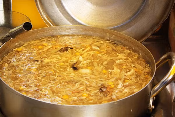 Cũng giống cháo, súp cua là món ăn sáng nóng sốt, được bán nhiều trong các xe đẩy dọc đường, khu dân cư, trường học… Súp nóng hổi, có giá khá mềm với nhiều lựa chọn từ 7.000-9.000-10.000 đồng nhưng có đầy đủ nấm, trứng cút cua, bắp hạt, thịt gà, trứng đánh, dầu hào, hành lá thơm lừng.