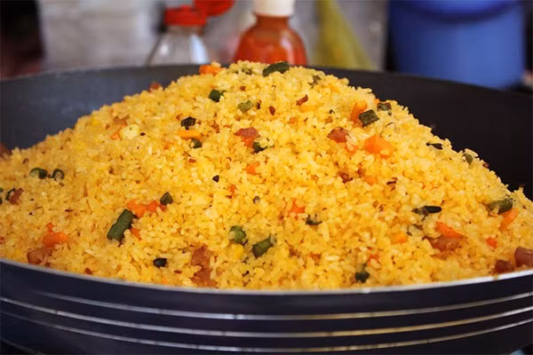 Cơm chiên Dương Châu với tôm, thịt, lạp xưởng, trứng chiên, rau củ đủ vị, vàng ươm cũng là một trong những món ăn sáng no, rẻ được nhiều bạn trẻ lựa chọn. Bạn có thể dễ dàng tìm thấy món này ở các khu trường học, dọc đường Cộng Hòa, Điện Biên Phủ, Nam Kỳ Khởi Nghĩa…