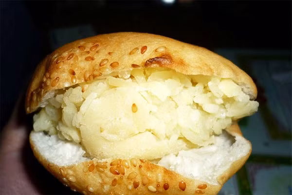 Xôi Sài Gòn được chia thành hai loại: xôi mặn và xôi ngọt. Xôi ngọt hấp dẫn với xôi bắp, xôi đậu phộng, nếp cẩm, gấc, sầu riêng, đậu đen... Xôi mặn cũng không kém cạnh với các loại xôi gà, lạp xường, chà bông... Với 10.000, bạn vẫn có thể mua được các loại xôi ngọt, và xôi mặn pa-tê bán ở khắp nơi.