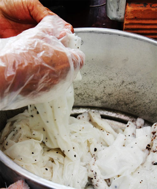 Một đĩa bánh ướt đơn giản ăn kèm rau sống, giá trụng, chả cuốn với nước tương là lựa chọn không tệ.