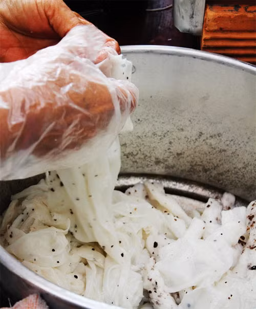 Một đĩa bánh ướt đơn giản ăn kèm rau sống, giá trụng, chả cuốn với nước tương là lựa chọn không tệ.