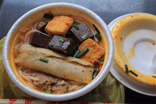 Bún riêu, canh bún là hai món ăn bình dị, dân dã thường được bán trong các xe đẩy trước các khu văn phòng hay trường học. Vì có nhiều thành phần giống nhau như bún, đậu phụ, riêu cua, chả, rau muống... nên bún riêu và canh bún thường được bán cùng hàng. Giá của món này khá rẻ từ 10.000-15.000 đồng. 