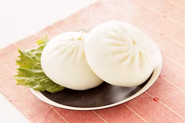 Bánh bao chay, bánh bao nhân dừa hay bánh bao không nhân cũng là lựa chọn ăn sáng giá rẻ mà bạn có thể tham khảo. 