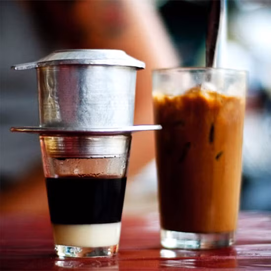 Cũng giống như bánh mì, người Sài Gòn yêu cà phê và thích lê la cà phê mọi lúc. Tuy có khá nhiều lựa chọn không gian, cà phê lề đường hay cà phê bệt giữa lòng công viên luôn là lựa chọn được yêu thích của người Sài Gòn vào sáng sớm. Giá cho 1 ly cà phê đen đá hay cà phê sữa dao động từ 7.000-10.000 đồng. 