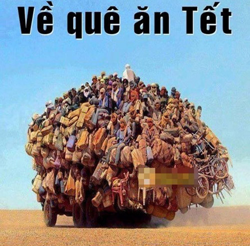 Cảnh tàu xe chen chúc được phóng đại trong bức ảnh chế về Tết.