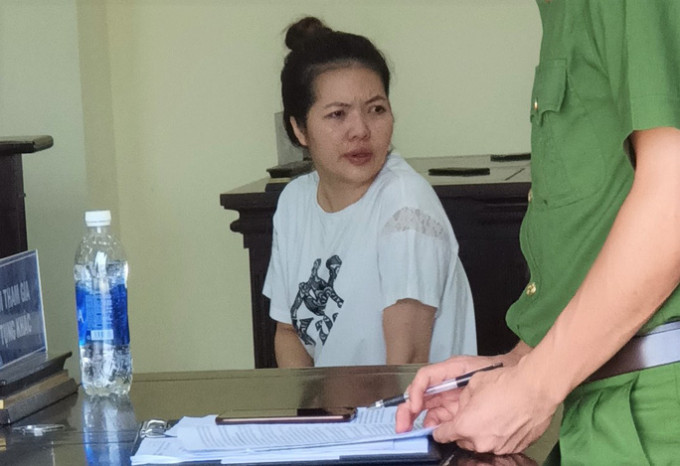 Tại đây, Hà đưa chìa khóa và xe ôtô hiệu Mazda 2S (màu trắng) BKS 36A-068.59 cho anh L.T.V cầm lái. Hà ngồi ghế phụ phía trên. Anh V. điều khiển ôtô theo hướng đường Lạc Long Quân rồi rẽ vào đường Lê Vãn, phường Lam Sơn (TP Thanh Hóa).