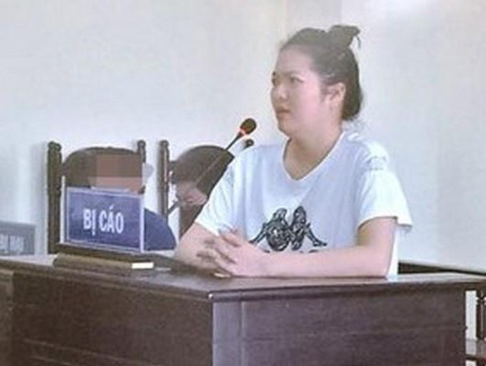 Do bức xúc với hành vi của anh L.T.V, cộng với việc đòi chia tay mà anh L.T.V không đồng ý nên Hà đã lấy con dao nhọn dài 23,8 cm có sẵn ở hộc để đồ giữa ghế lái và ghế phụ rồi đâm nhiều nhát trúng ngực, cánh tay phải và đùi phải khiến anh L.T.V chảy nhiều máu, gục tại chỗ.