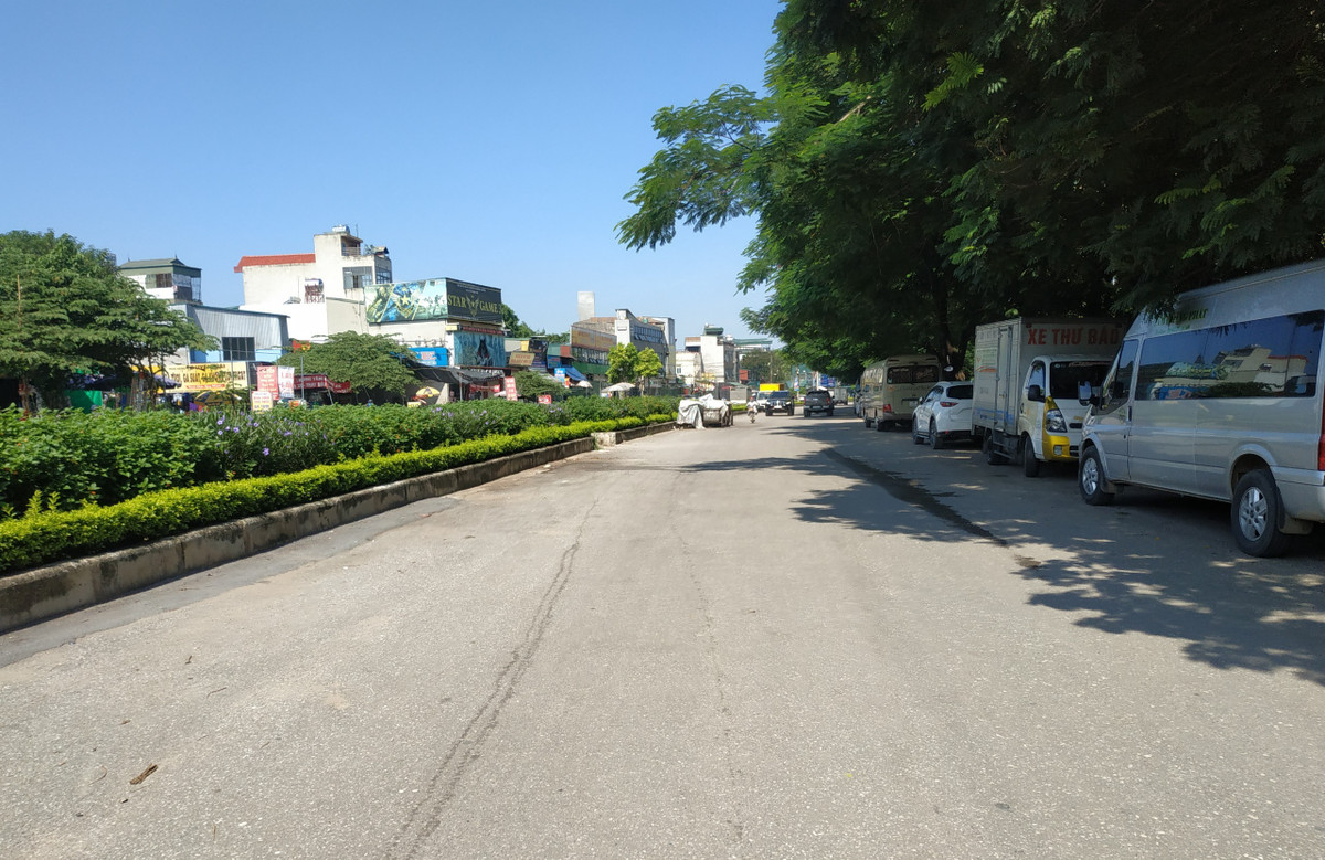 Đoạn đường giữa hoàn thiện trở thành nơi đỗ xe bởi bóng mắt của cây xanh ven đường.