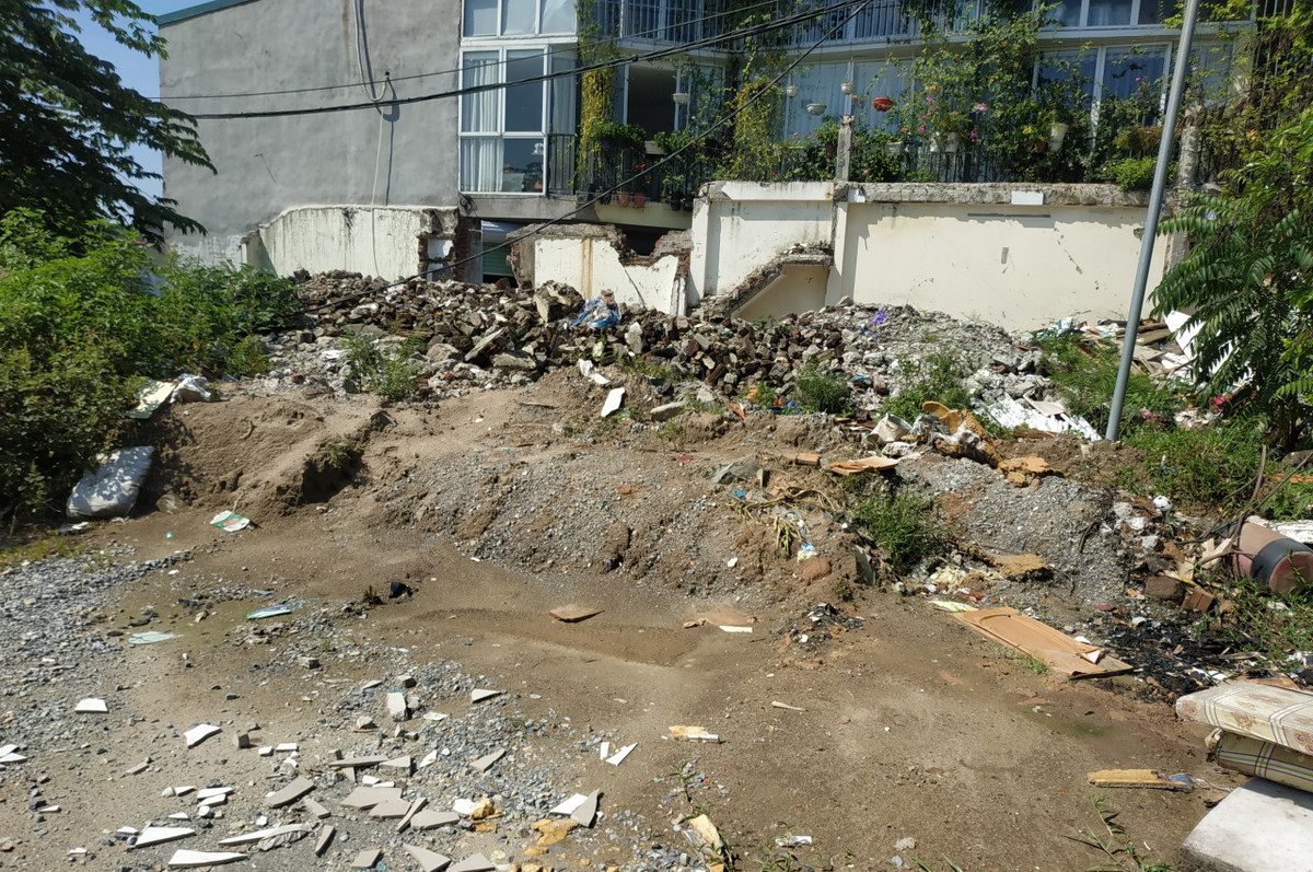 Vật liệu xây dựng, rác thải tập kết ngổn ngang ở đoạn giữa con đường.