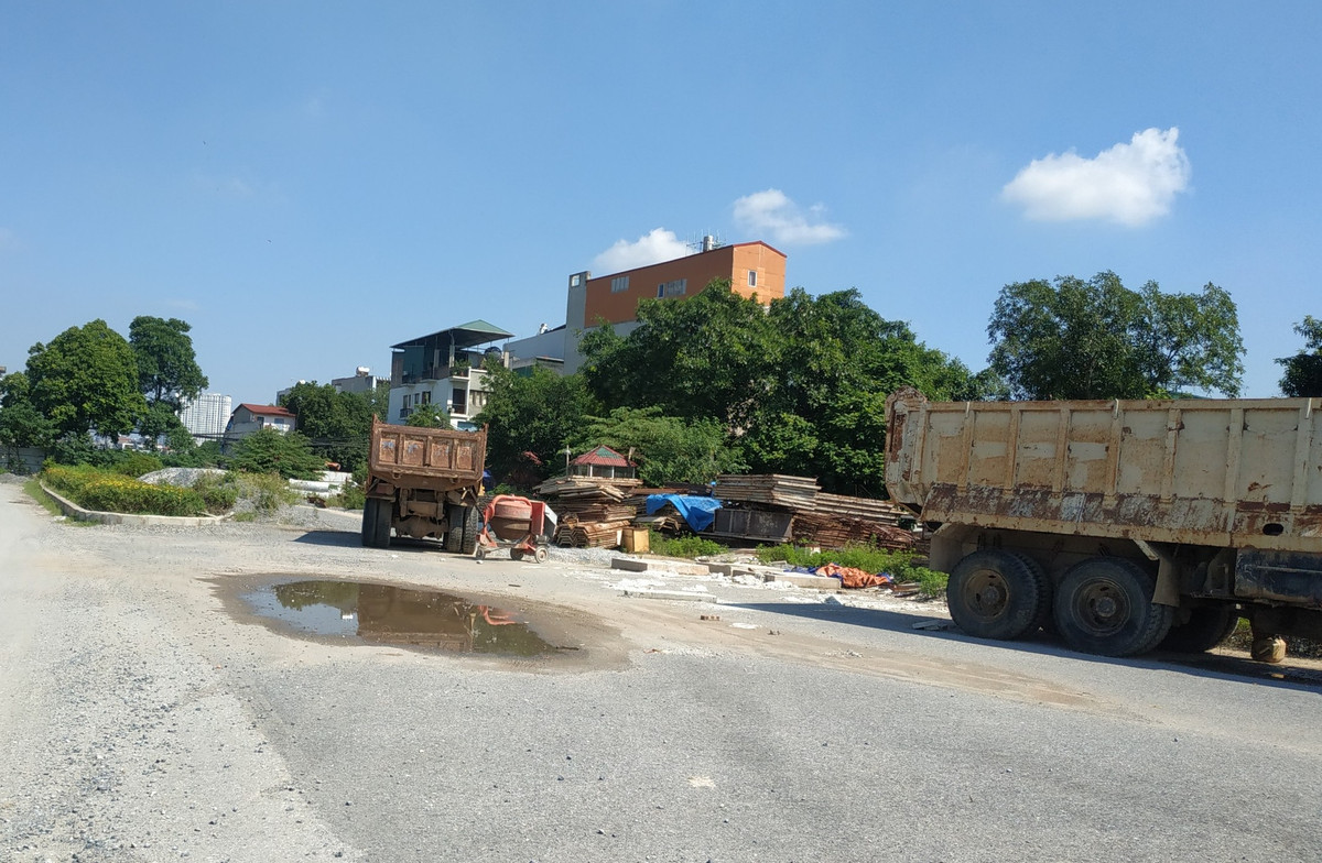 Nhiều máy móc phục vụ thi công công trình đường Vành đai 2,5 nằm bất động từ lâu không có hề bóng dáng của công nhân thi công.