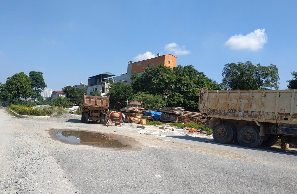 Nhiều máy móc phục vụ thi công công trình đường Vành đai 2,5 nằm bất động từ lâu không có hề bóng dáng của công nhân thi công.