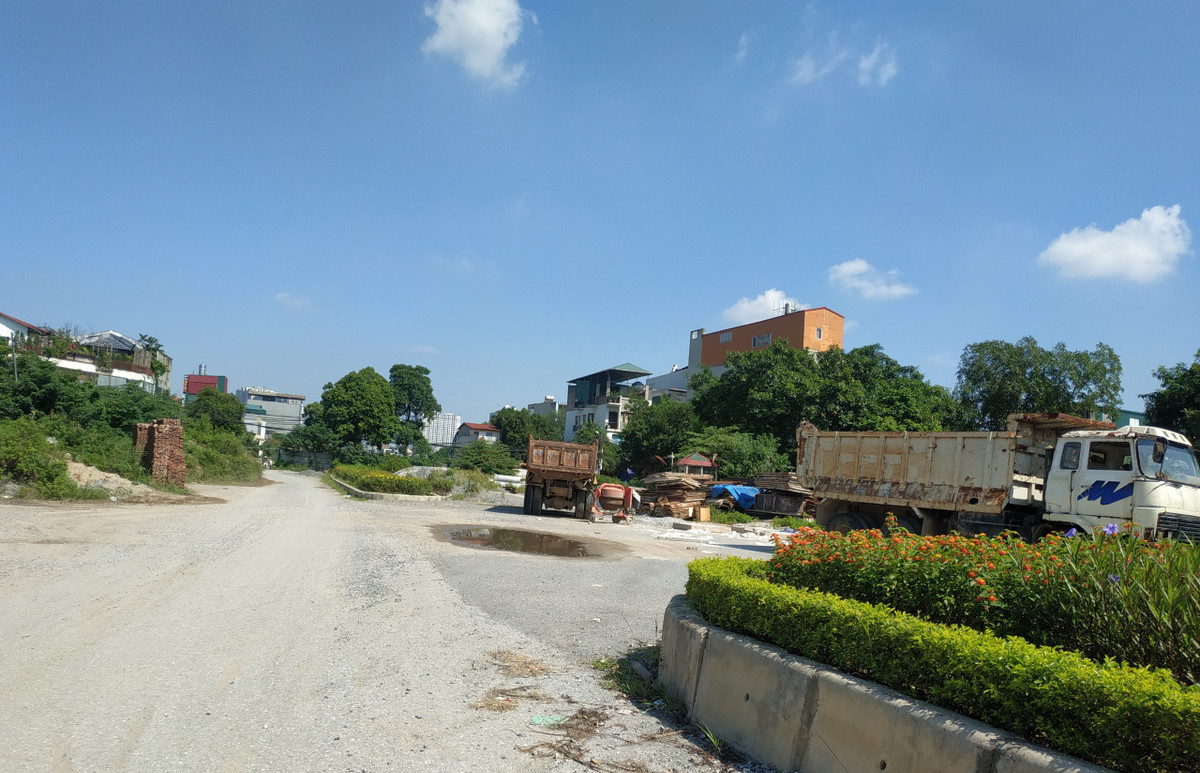 Nguyên nhân của thực trạng trên được chỉ ra, do chủ đầu tư dự án không nhận được sự đồng thuận từ người dân, trong đó, vị trí con đường đang thi công khác xa so với bản quy hoạch ban đầu dẫn đến những khúc mắc, bất cập như hiện nay.