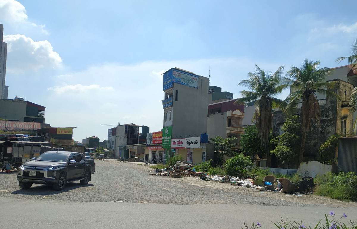 Theo ghi nhận PV tại hiện trường, mặc dù đã được rải đá răm, tuy nhiên, đoạn nối cầu L3 qua sông Lừ vẫn chưa hoàn thiện xong GPMB, nhiều ngôi nhà vẫn yên vị, hoặc bị phá dỡ dở dang trong diện tích được cho thuộc phần thi công của dự án.