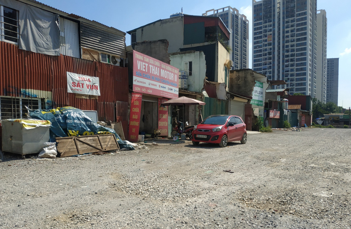 Những ngôi nhà đoạn gần cầu L3 Sông Lừ vẫn chưa được giải phóng mặt bằng, trong khi mặt đường ở đây trải đá dăm làm ảnh hưởng việc đi lại của người dân khó khăn khi trời mưa thì ngập nước, trời nắng thì bụi mịt mù.