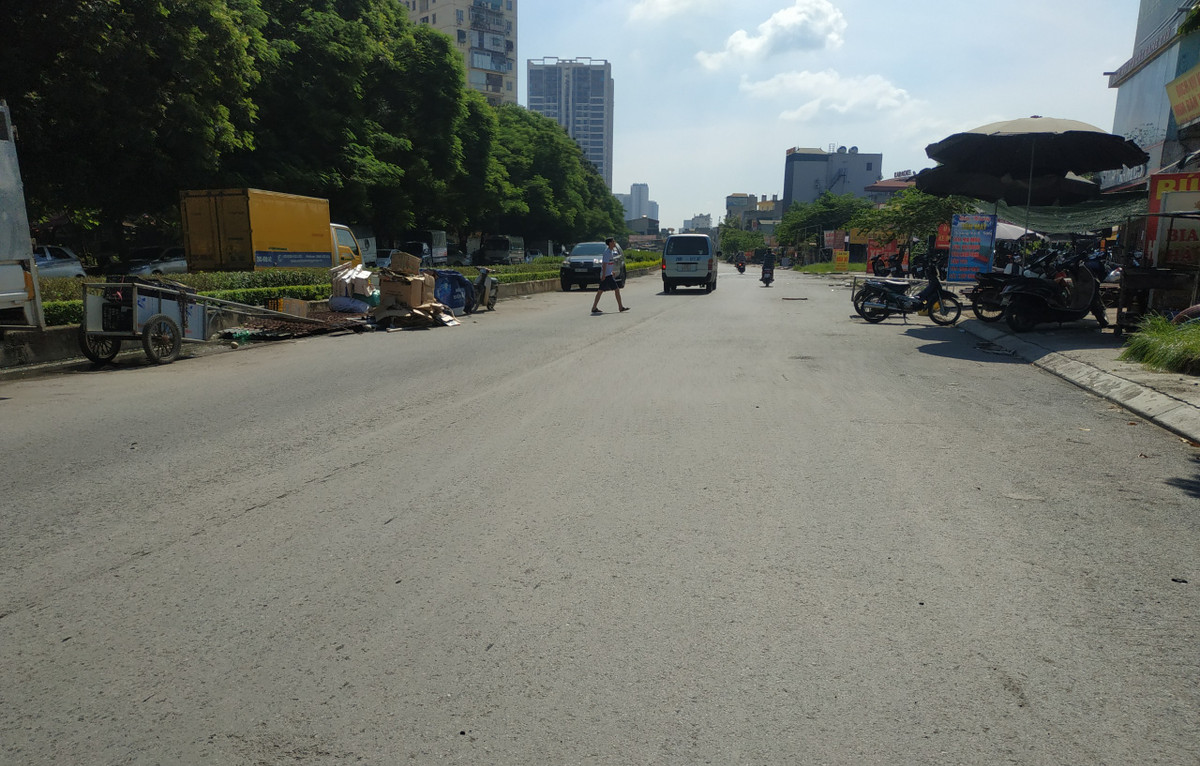 Hàng loạt ki ốt, nhà xưởng mọc bên đường Vành đai 2,5 đoạn qua khu đô thị Định Công.