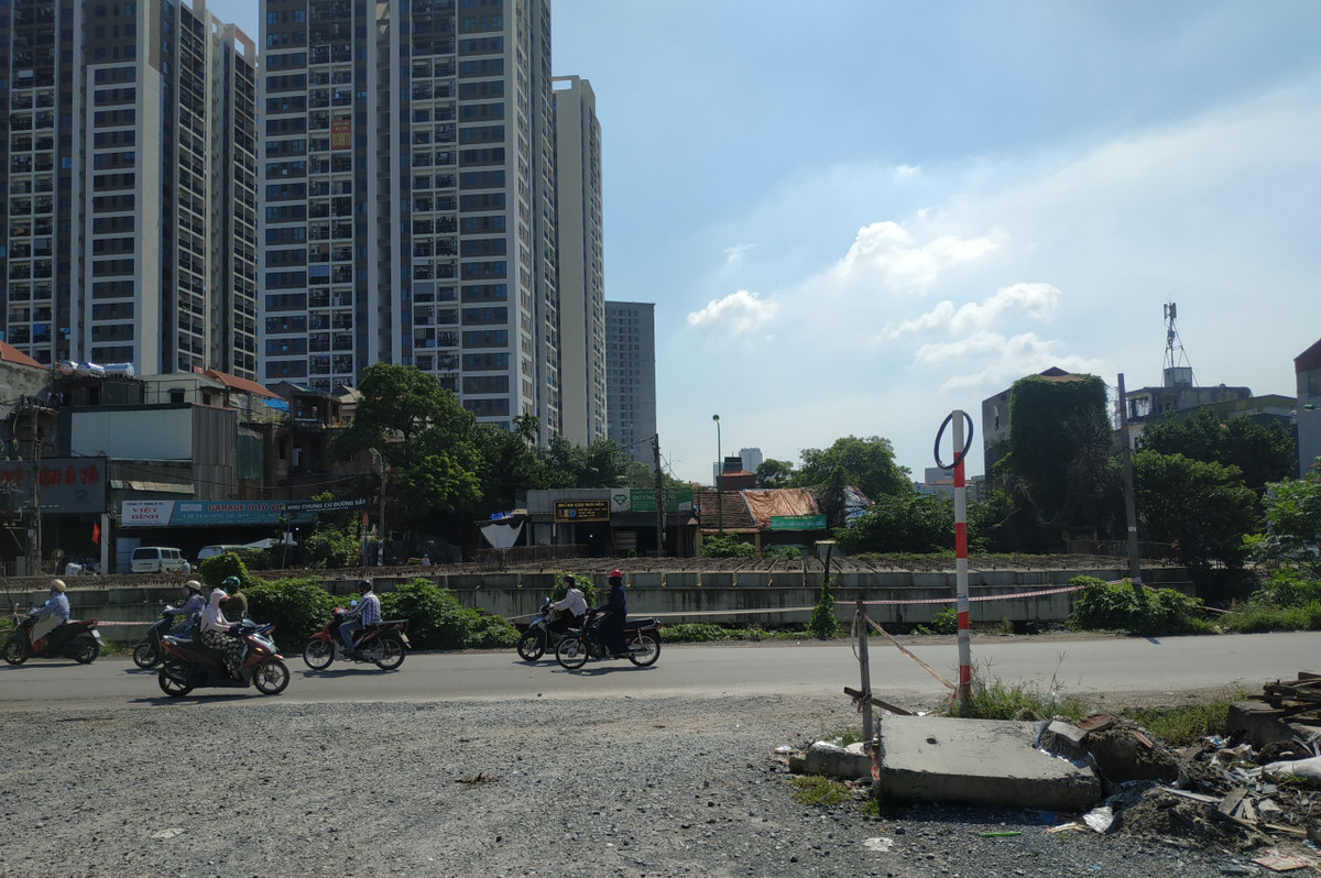 Dự án tuyến đường Vành đai 2,5, đoạn Đầm Hồng - Quốc lộ 1A, do Công ty TNHH Đầu tư và Xây dựng Hoàng Mai làm chủ đầu tư theo hình thức hợp đồng BT (xây dựng - chuyển giao) với mức đầu tư tạm tính tại thời điểm 3/7/2012 là hơn 1.289 tỷ đồng, dự kiến hoàn thành đưa vào sử dụng tháng 12/2016.