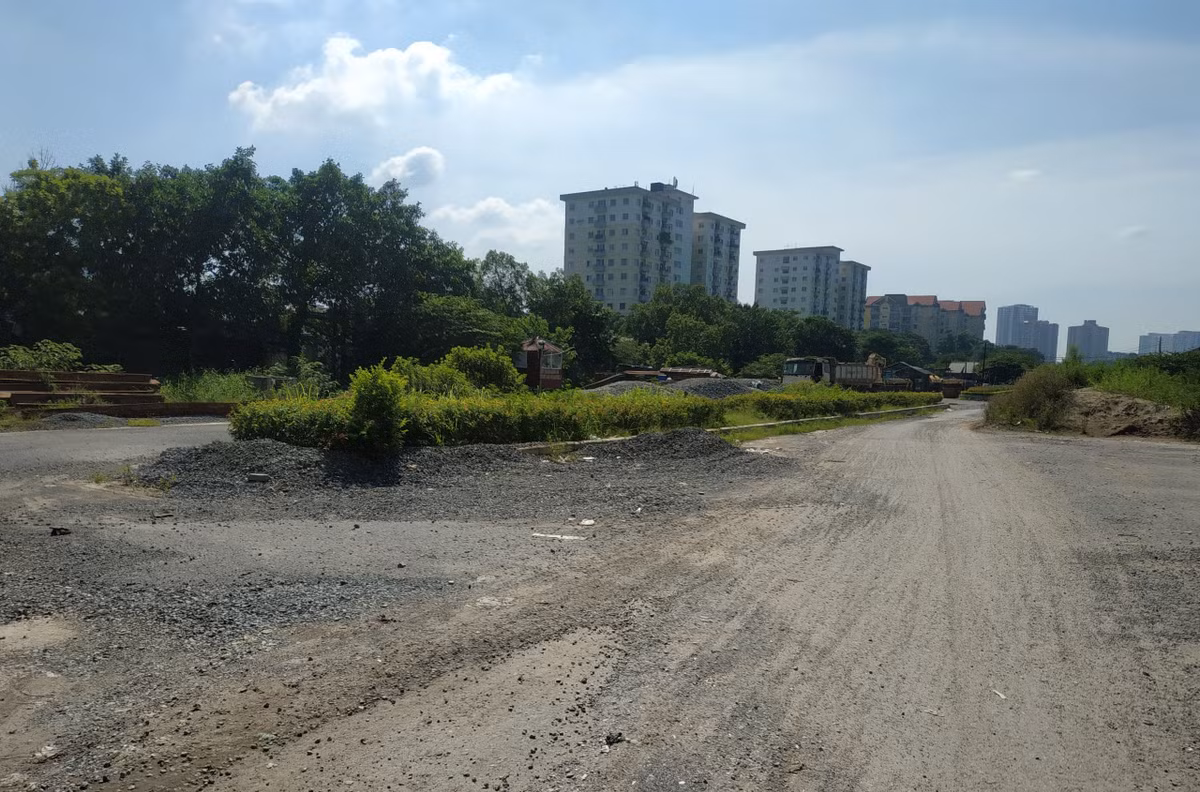 UBND quận tiếp tục chỉ đạo các đơn vị liên quan tiếp tục đẩy nhanh tiến độ giải phóng mặt bằng và thi công để sớm đưa dự án đầu tư xây dựng đường 2,5 (đoạn từ Đầm Hồng đến Quốc lộ 1A) trên địa bàn quận Hoàng Mai vào sử dụng.