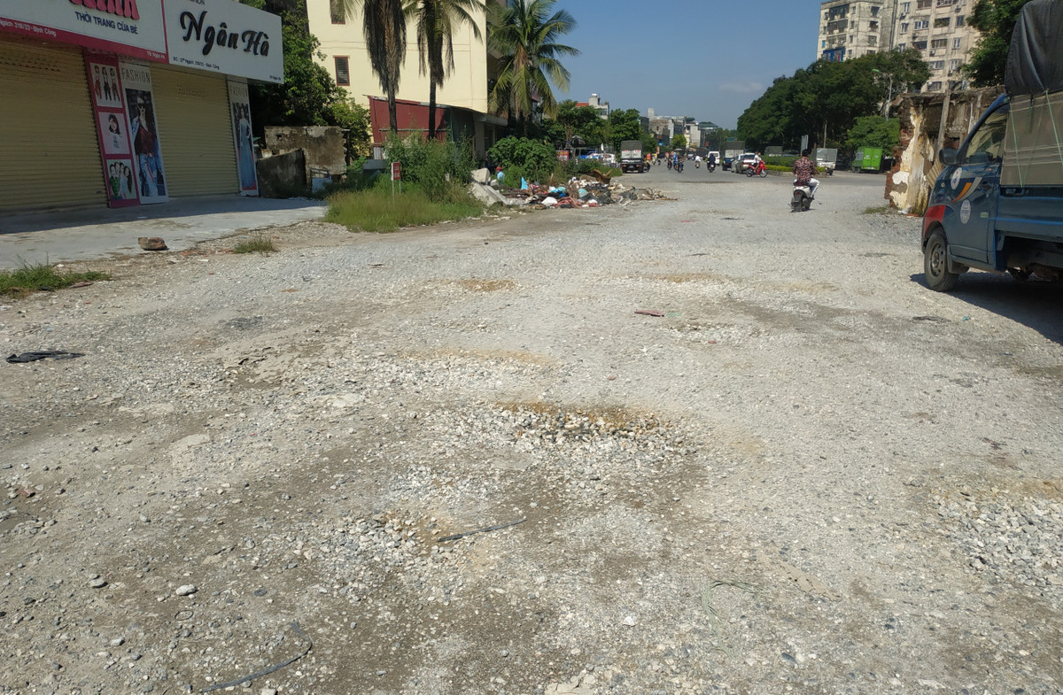 Tương ứng 557 hộ gia đình với đủ loại công trình, nhà ở, đất đai nằm trong diện di dời, nhưng đến nay do vướng mắc trong khâu giải phóng mặt bằng cũng như bồi thường nên dự án đã chậm tiến độ đến 18 năm.