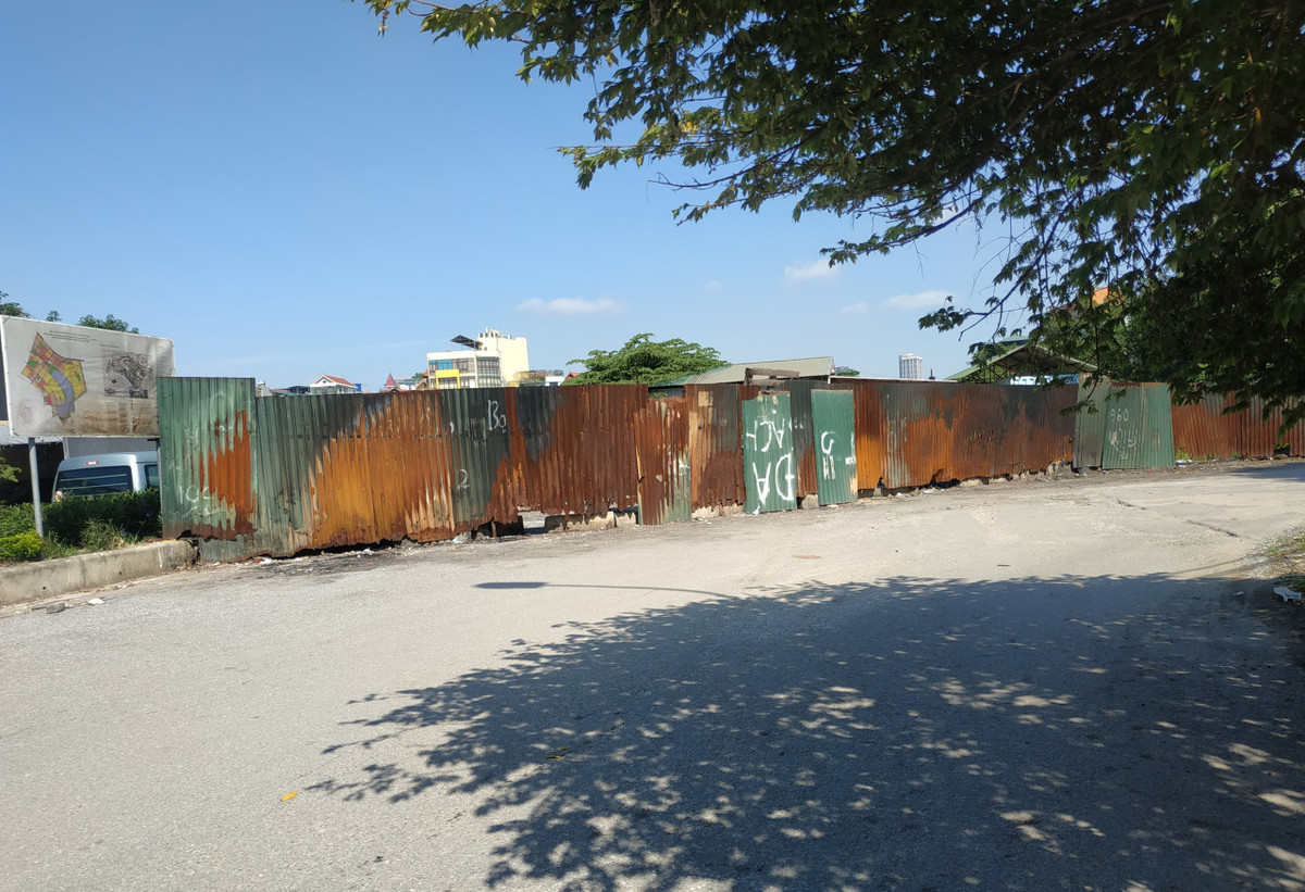 Đoạn giữa con đường quây tôn lại để điều tiết phương tiện giao thông đi đường khác.