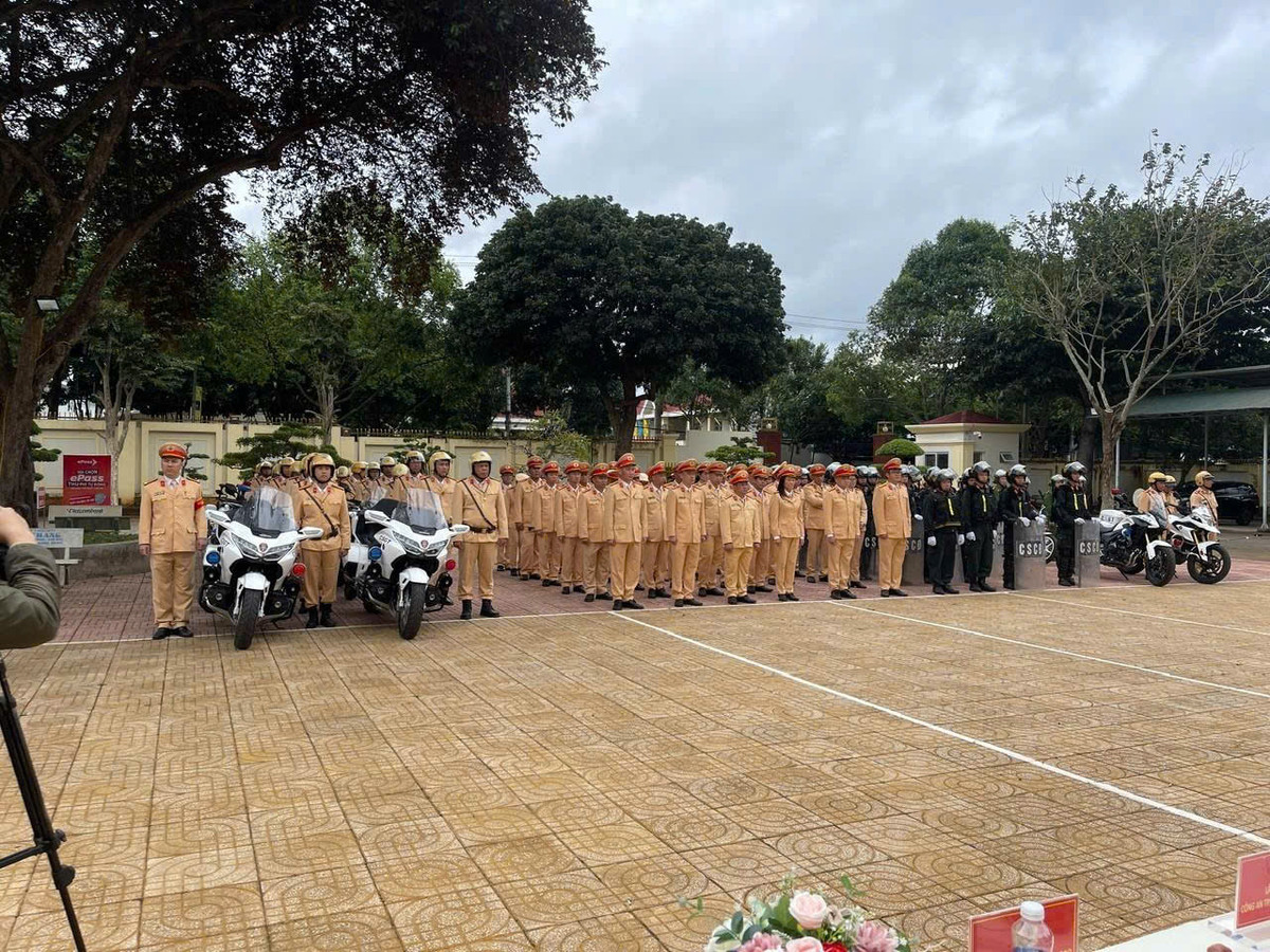 Đắk Lắk: Ra quân cao điểm bảo đảm TT-ATGT dịp lễ, tết 2025 - Hình 3 Dak Lak: Ra quan cao diem bao dam TT-ATGT dip le, tet 2025-Hinh-3