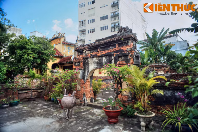 Lăng gồm ngôi mộ và một đền thờ nằm trong khuôn viên rộng hơn 2300m2. Quanh mộ có tường bao bọc, được gọi là khuông thành. Tường được xây bằng ô dước và gạch thức (gạch có đóng dấu), chiều cao là 1,2m, dày 0,52m.