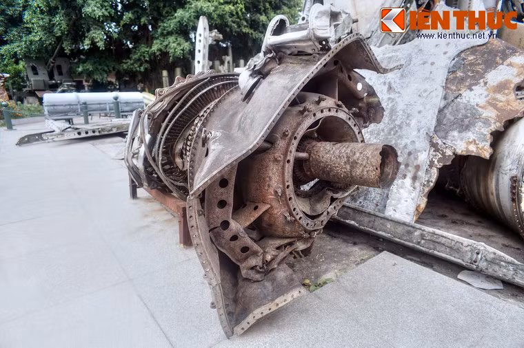 Nổi bật trong số này là phần động cơ còn sót lại của chiếc B-52 (trong ảnh) bị Tiểu đoàn Tên lửa 72, Trung đoàn 285, Sư đoàn Phòng không 363 bắn rơi tại khu vực hồ Hữu Tiệp, phường Ngọc Hà, quận Ba Đình, Hà Nội đêm 27/12/1972.