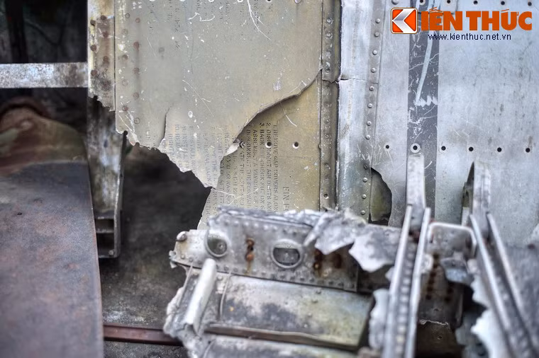 Những dòng ghi chú trong khoang một máy bay chiến đấu Mỹ vẫn còn có thể đọc được sau hơn 4 thập niên "phơi sương" ở Hà Nội.