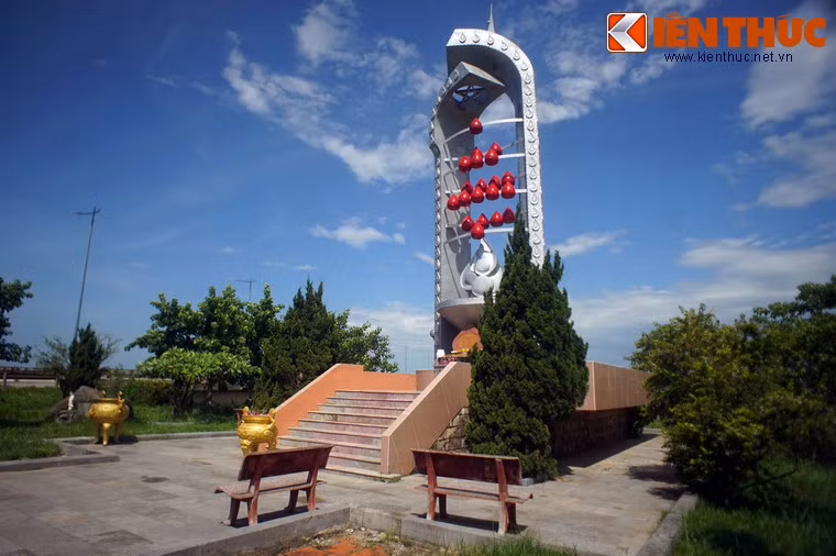 Khi xuất kích, tiểu đội đầu tiên của Trung đội Mai Quốc Ca vướng mìn Claymor nên bị lộ. Địch hốt hoảng khi thấy bộ đội chủ lực của ta nên khẩn cấp điều ba tiểu đoàn lính tinh nhuệ gồm Dù, Biệt động quân và Thủy quân lục chiến có máy bay, pháo binh, xe tăng yểm trợ tạo thành một gọng kìm bao vây.