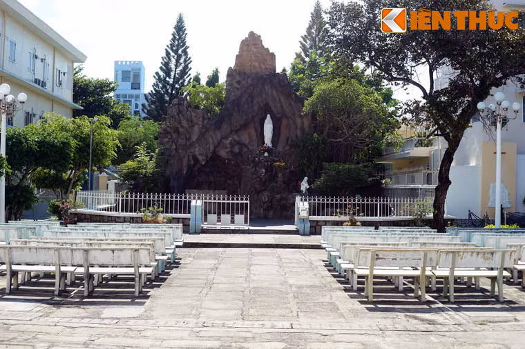 Hang Đá Lộ Đức bên cạnh nhà thờ.