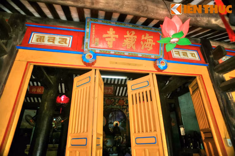 Trước hiên chính điện là hệ thống cửa với ba bộ cửa lớn, mỗi bộ có bốn cánh cửa ngăn cách không gian giữa bên trong chùa và ngoài sân.