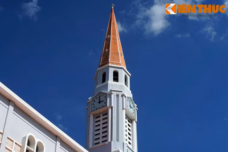 Bốn mặt tháp chuông có bốn chiếc đồng hồ, được lắp năm 1992. Điểm đặc biệt là bên cạnh tiếng chuông, đồng hồ có phát bài nhạc thánh ca Ave Ave Ave Maria mỗi khi điểm giờ.