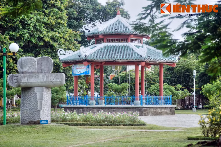 Công trình được xây dựng đầu thế kỷ 20 ở vị trí đối diện Tòa Khâm sứ Trung kỳ, mục đích ban đầu là làm nơi diễn tập kèn đồng của quân đội Pháp.