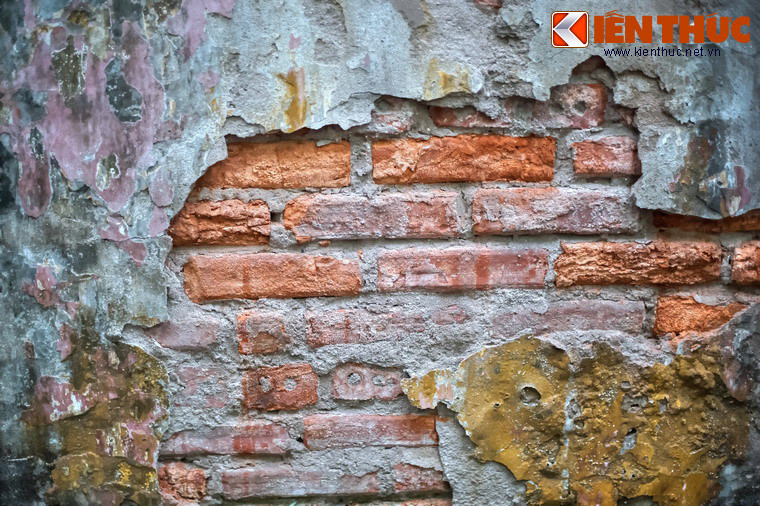 Quanh khuôn viên đài tưởng niệm, các mảng tường ghi dấu tích phá hoại của bom Mỹ được lưu giữ nguyên trạng, là chứng tích lịch sử ghi dấu tội ác không thể nào phai mờ. Vào năm 1979, đài tưởng niệm Khâm Thiên đã được công nhận là Di tích lịch sử cấp quốc gia của Việt Nam.