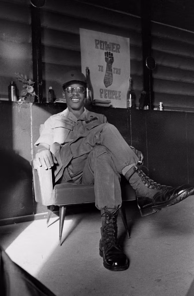 Binh sĩ da màu Ed Howard tạo dáng trên chiếc ghế bành. Ảnh: Conrad Leighton.