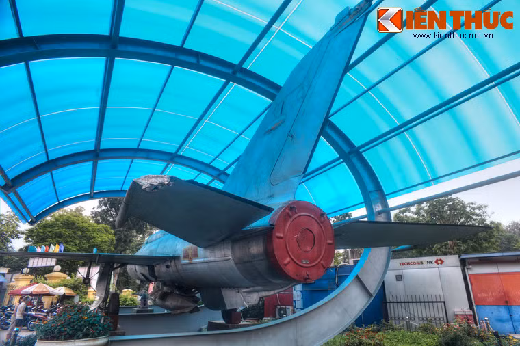 Trong số 12 phi công đã từng điều khiển chiếc máy bay này, có 9 người đã từng bắn rơi máy bay đối phương, 8 phi công đạt hạng Ace (bắn rơi từ 5 chiếc trở lên), 7 người được tuyên dương Anh hùng, 5 người trở thành tướng lĩnh.