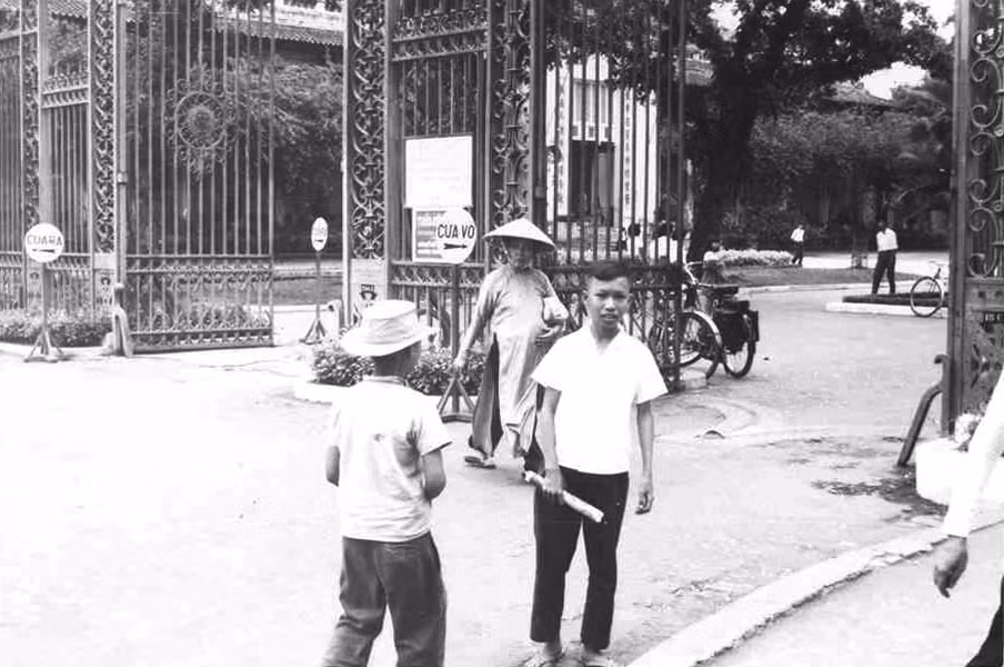 Cổng chính của Thảo Cầm Viên, lúc này vẫn mở cừa tự do. Ảnh: Ken Hoggard.