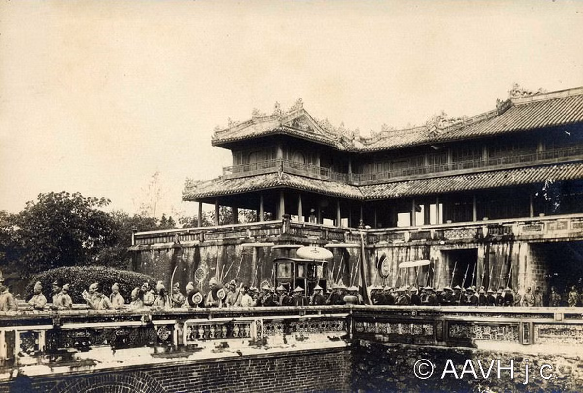 Kiệu của vua Khải Định được rước từ điện Thái Hòa qua Ngọ Môn để đến đàn Nam Giao ở phía Nam kinh thành Huế.