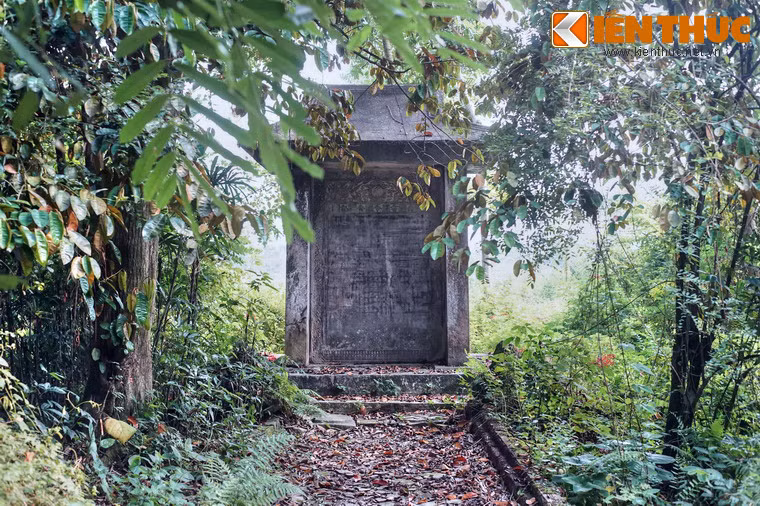 Một trong hai bia đá có phần mái che cũng được đục nguyên khối rất đồ sộ.