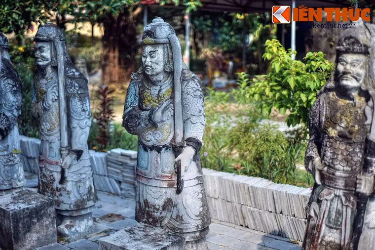 Tượng các vị quan được tạo tác cầu kỳ và sinh động, mang những nét điển hình của nghệ thuật điêu khắc thế kỷ 18.