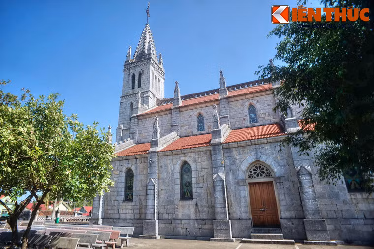 Nhà thờ được kiến trúc theo kiểu Gothic nguyên mẫu từ một nhà thờ của Pháp. Công trình đã được khởi công xây dựng vào năm 1888, đến năm 1904 hoàn thành.