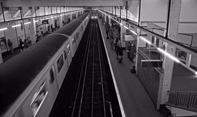 Khu chờ tàu của ga Aldgate East nhìn từ trên cao. Ảnh: Vintag.