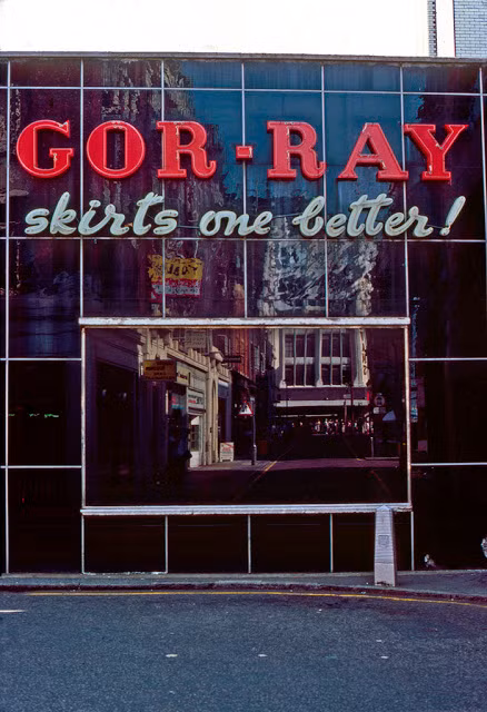 Hiệu thời trang Gor-ray trên phố Dering năm 1983, đã bị phá dỡ để phục vụ việc mở rộng các tuyến đường sắt. Ảnh: Vintag.