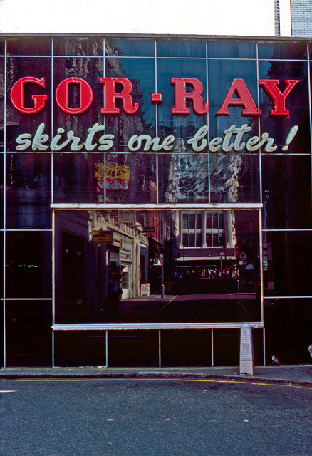Hiệu thời trang Gor-ray trên phố Dering năm 1983, đã bị phá dỡ để phục vụ việc mở rộng các tuyến đường sắt. Ảnh: Vintag.
