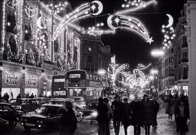 Phố Regent được trang hoàng rực rỡ trong dịp Giáng sinh ở London năm 1980. Ảnh: Vintag.