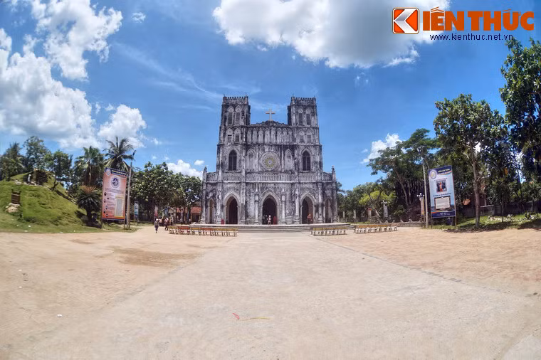 Với du khách phương xa, nhà thờ Mằng Lăng là điểm đến không nên bỏ qua trong hành trình du lịch Phú Yên.