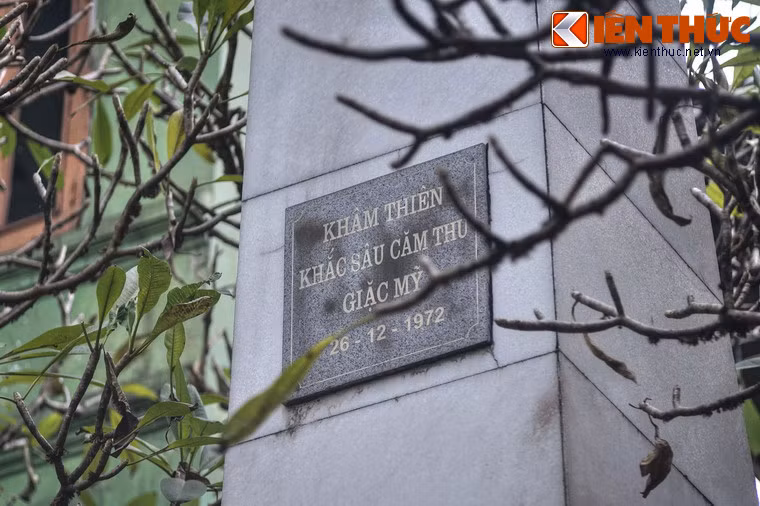 Sau bức tượng là cột bia căm thù, được dựng đầu năm 1973. Ban đầu, bia được dựng bằng gỗ và cót ép sơn màu trắng, sau này được dựng lại bằng xi măng ốp đá hoa cương vững chãi.