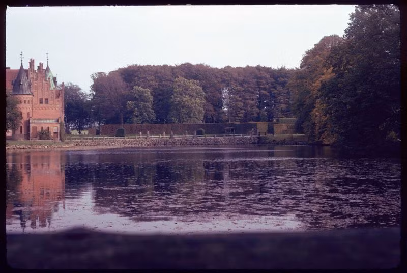 Hồ nước và công viên của lâu đài Egeskov. Ảnh: Vintag.