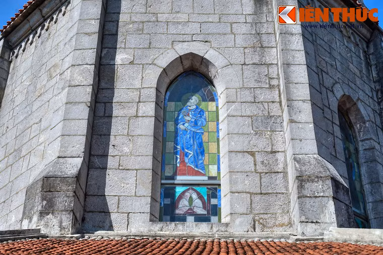 Các cửa sổ lớn được lắp kính màu có hình các thánh và tông đồ Thiên Chúa giáo.