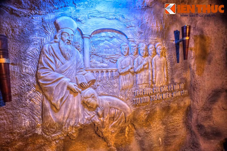 Bên trong hầm có nhiều phù điêu kể lại những câu chuyện về thánh Anre Phú Yên, một vị thánh từ đạo được sinh ra tại giáo xứ Mằng Lăng.